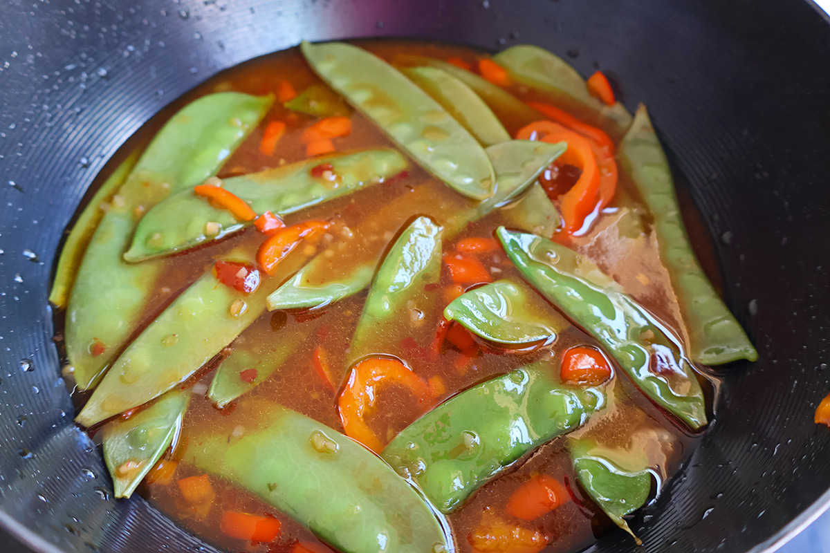 Snap peas and bell peppers in sauce.